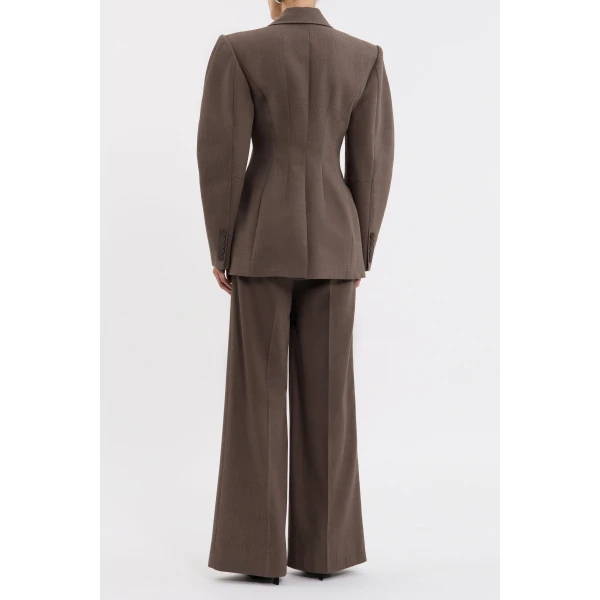 while a back vent and lining ensure comfort and ease of movement. Effortlessly chic and versatile