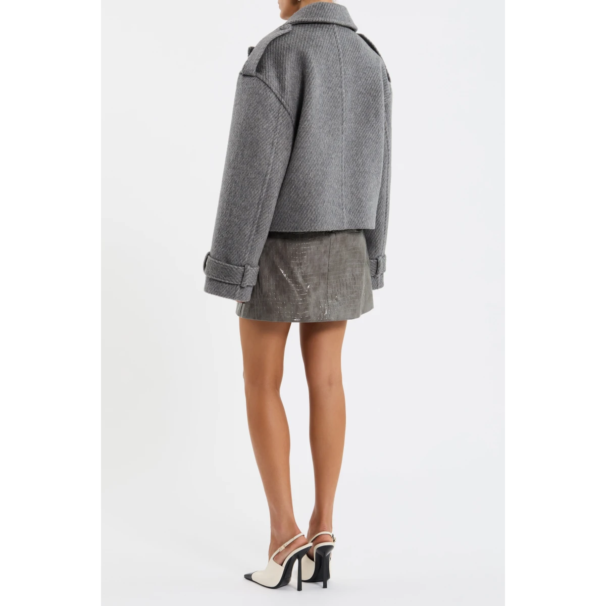 it is detailed with shoulder epaulets and sleeve tabs for a polished finish