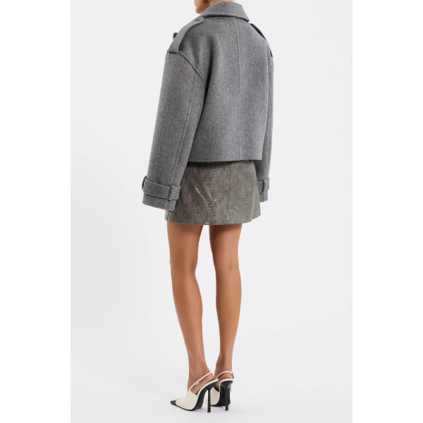 it is detailed with shoulder epaulets and sleeve tabs for a polished finish