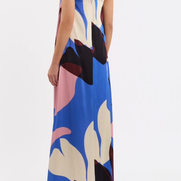 supported with an internal bra for utmost comfort. Chic side darts accentuate the refined maxi column shape