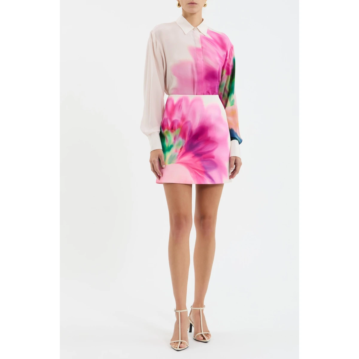 tailored from a custom floral print in silk. Its relaxed silhouette and long sleeves with cuff detailing offer a flattering fit