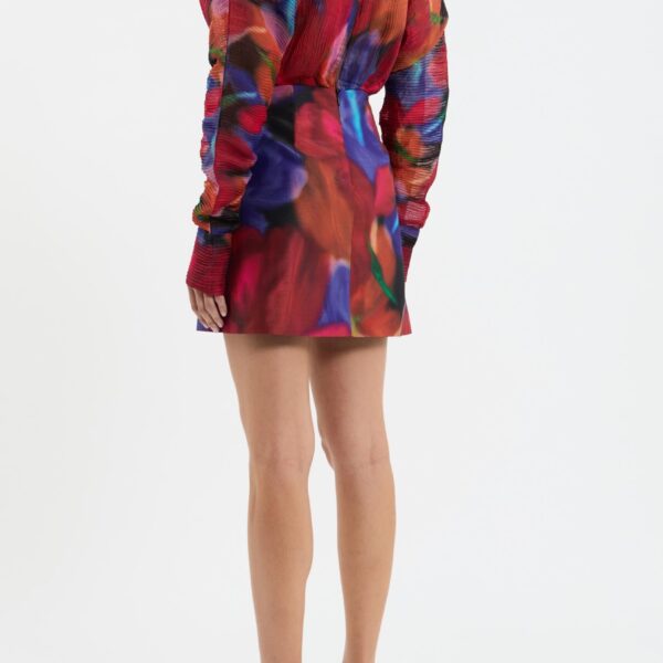 while an invisible zip fastening secures the lined A-line mini skirt. Effortlessly chic
