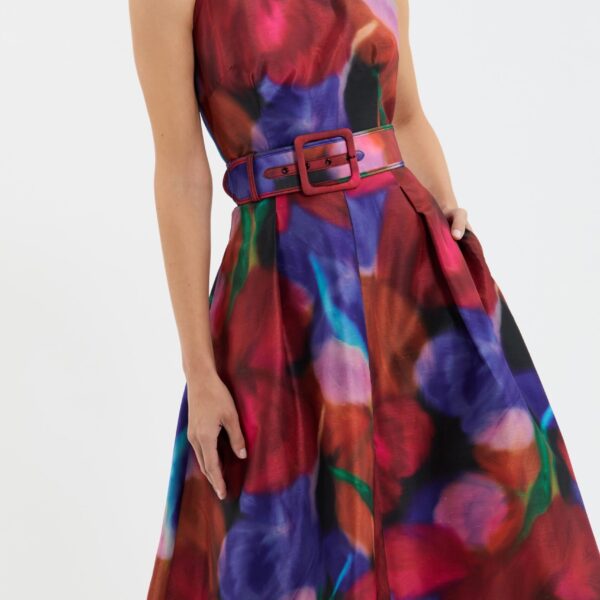 complete with lining for utmost comfort. Secured with an invisible zip fastening at the back