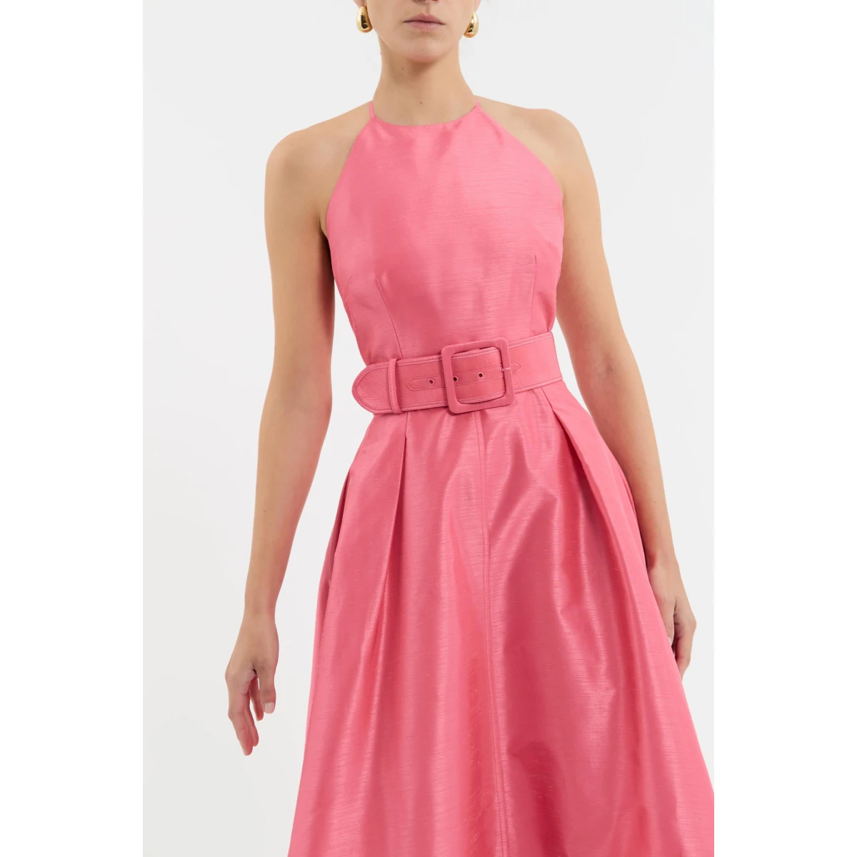 this dress is complete with lining for utmost comfort.