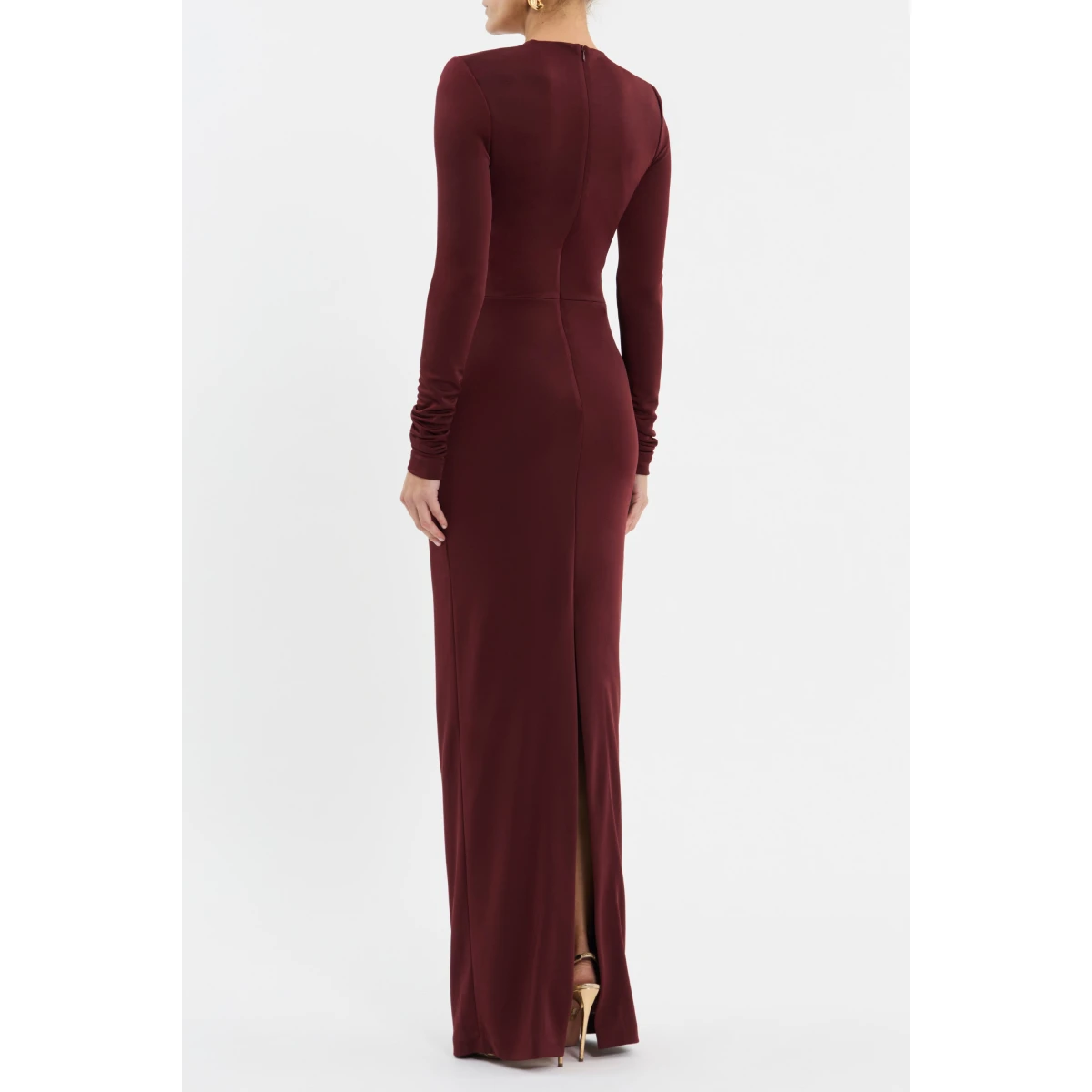 while an invisible zip fastening at the back ensures a precise fit. Sophisticated and polished