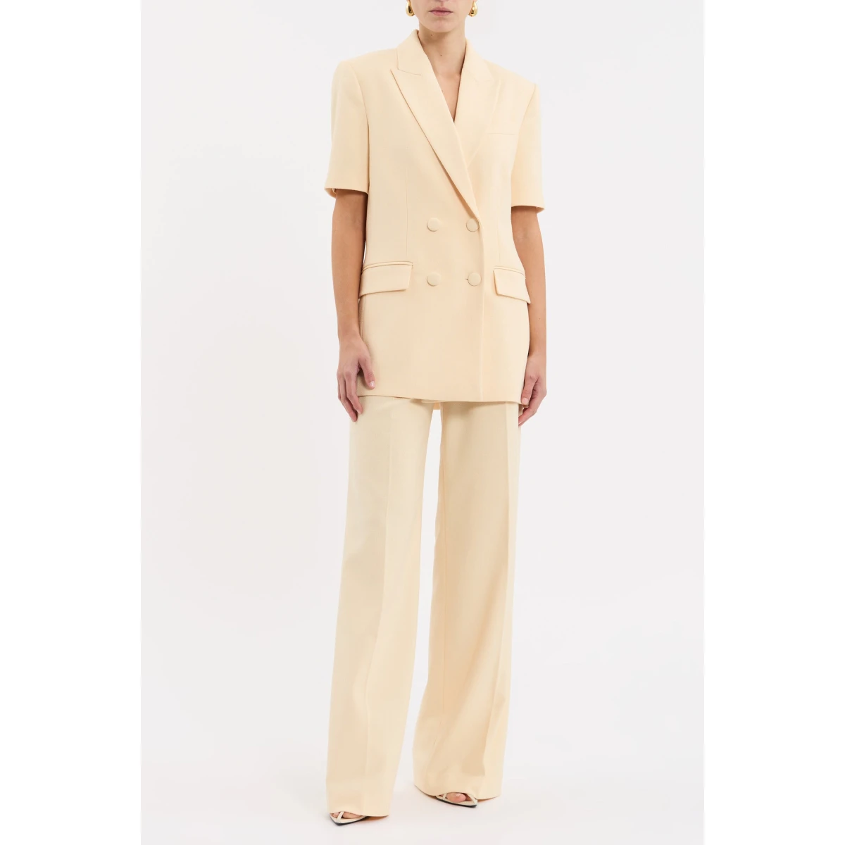 elevated with short sleeves and a peak lapel for a sleek look. Welt pockets and a vent at the back provide convenience and ease of wear