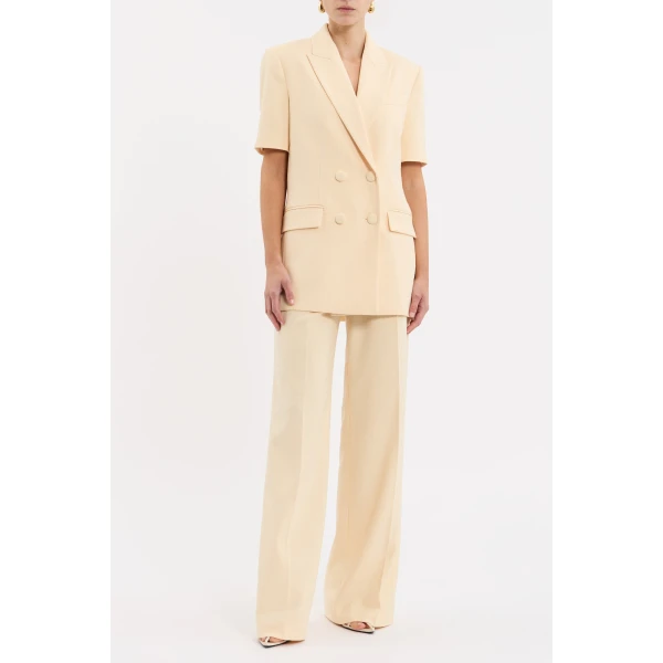 elevated with short sleeves and a peak lapel for a sleek look. Welt pockets and a vent at the back provide convenience and ease of wear