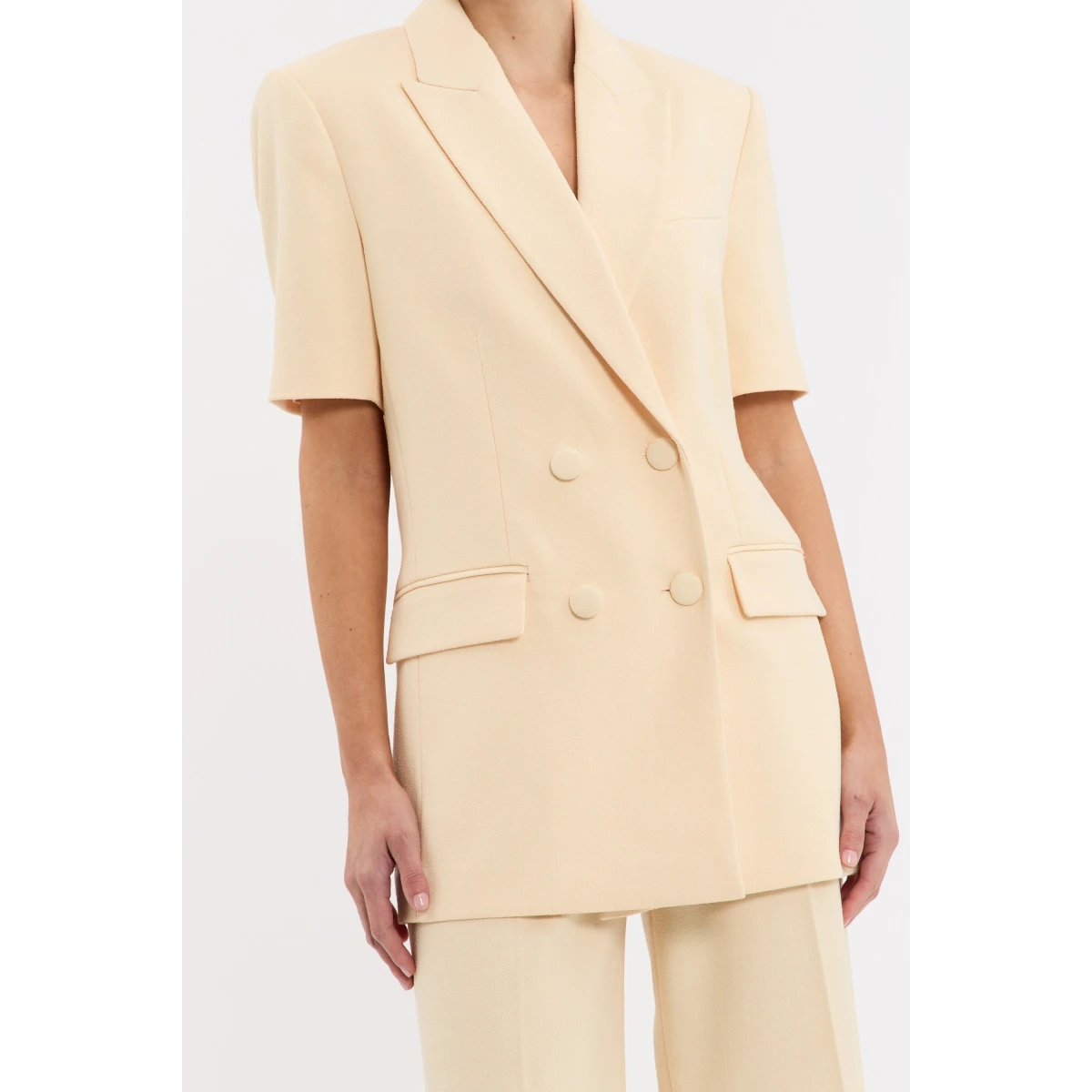 Rebecca Vallance Yellow Jackets The Rowan Blazer seamlessly harmonises timeless sophistication and modern style in a soft butter-yellow hue. Its oversized boxy silhouette and single-breasted design shape a flattering fit