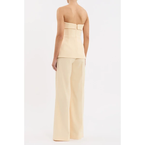 while a zip fastening at the back ensures a precise fit. Sophisticated and refined