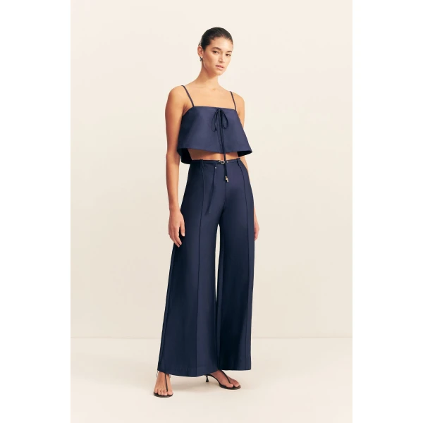 Cropped cami in midnight in a luxurious cotton sateen blend.