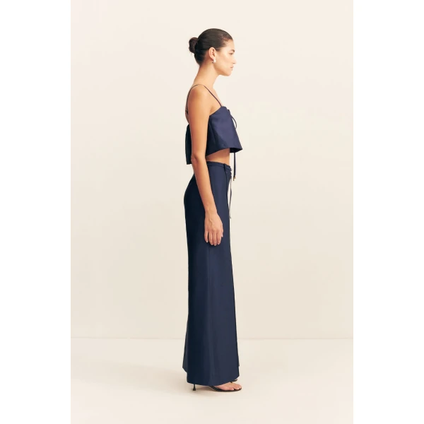 Cropped cami in midnight in a luxurious cotton sateen blend.