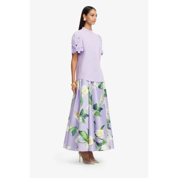 Round collared appliqué neckline
