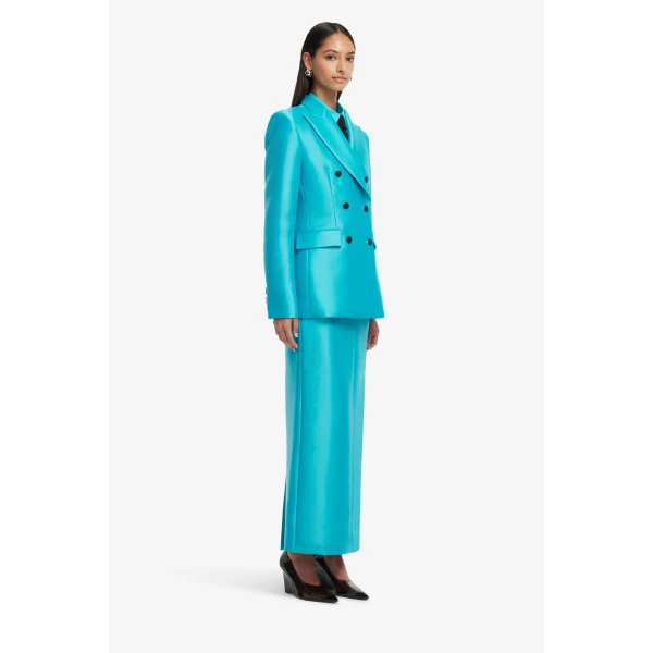 Full length sleeves with buttoned cuffs
