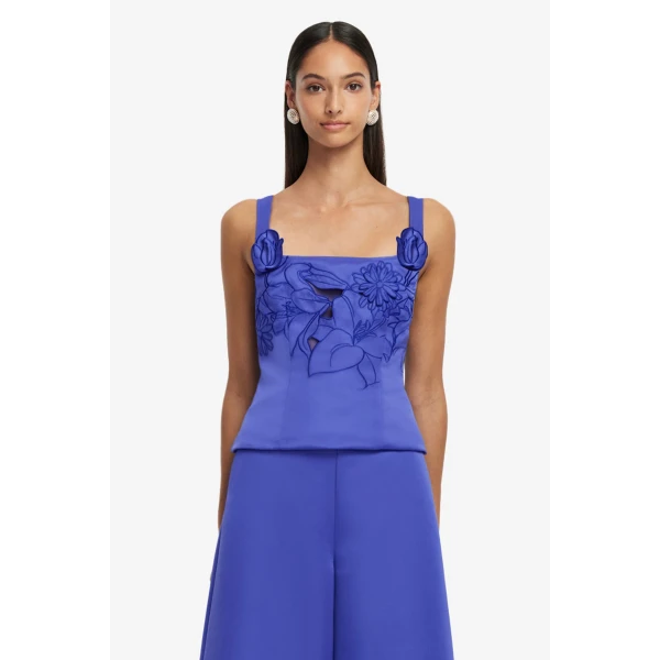 Reverse sweetheart neckline