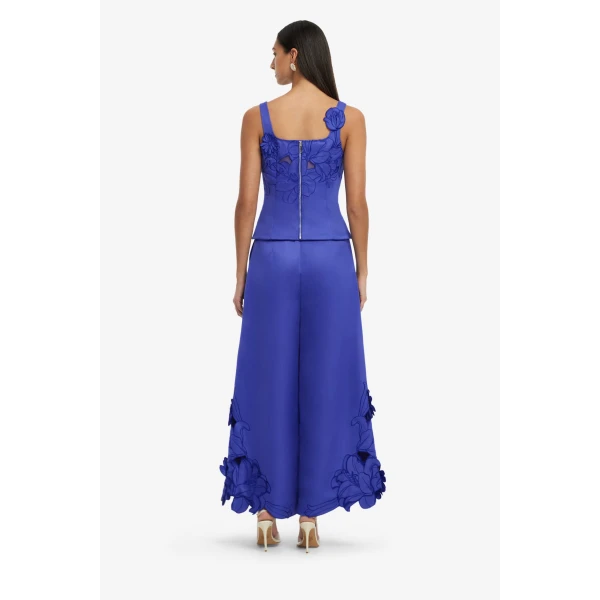 Reverse sweetheart neckline