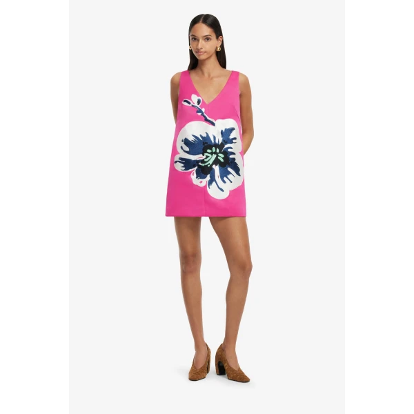 and a little unexpected. This print brings a graphic edge to a classic bloom.