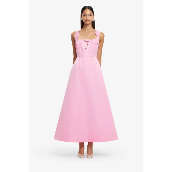 Reverse sweetheart neckline