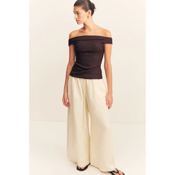 Off shoulder top in ganache in a premium stretch linen blend.