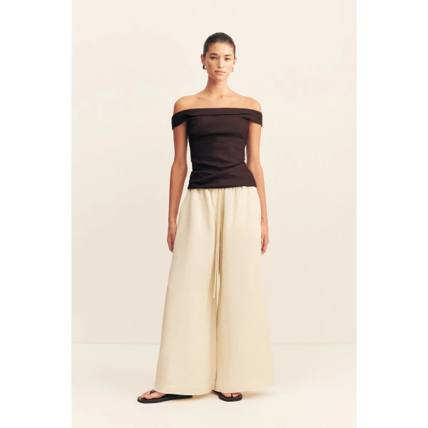 Off shoulder top in ganache in a premium stretch linen blend.