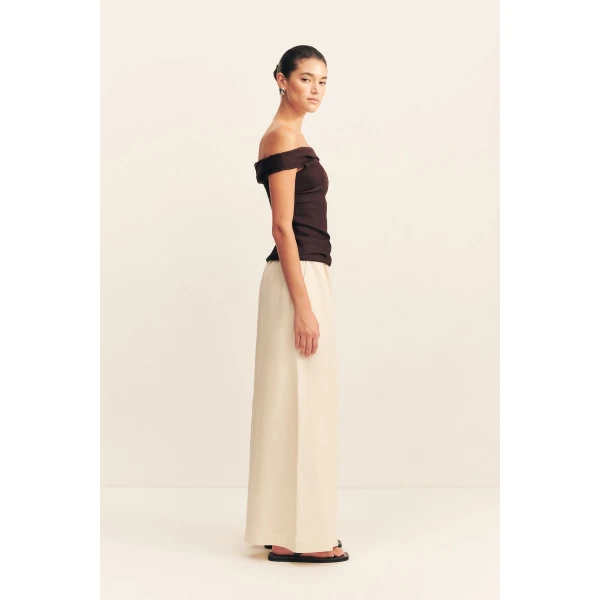 Off shoulder top in ganache in a premium stretch linen blend.