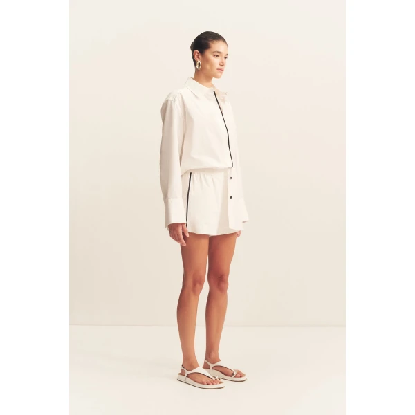 Elasticated short in a white organic cotton poplin with black contrast binding.