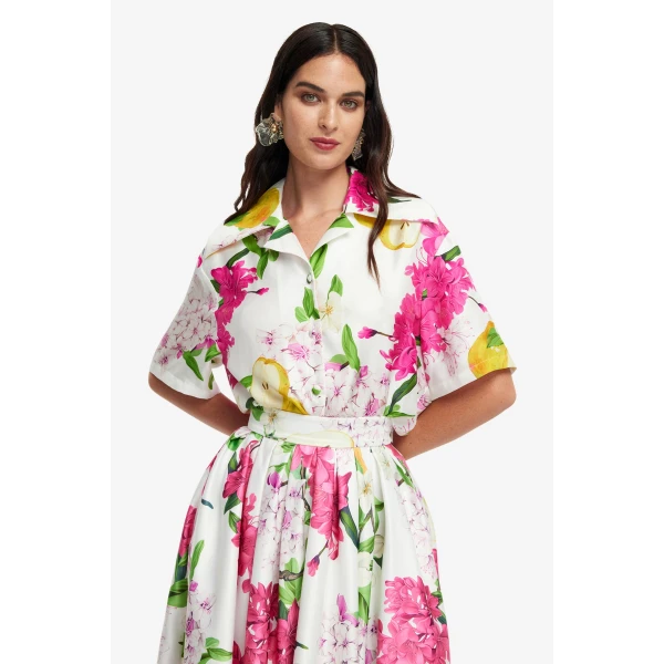 Exaggerated collar neckline
