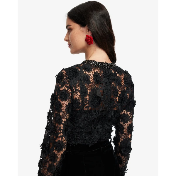 3D handcrafted floral detailing