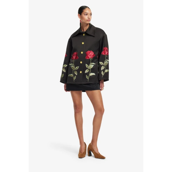 Exaggerated collar neckline