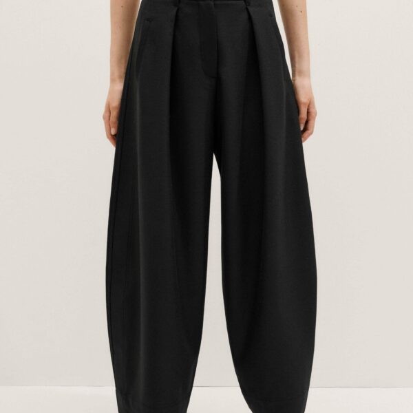 Me + Em Barrel Leg Trouser – luxury British Black in Me and Em exclusively at Coveti