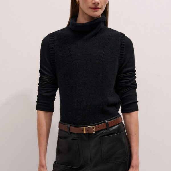 Me + Em Perfect Basic Top – luxury British Black in Me and Em exclusively at Coveti