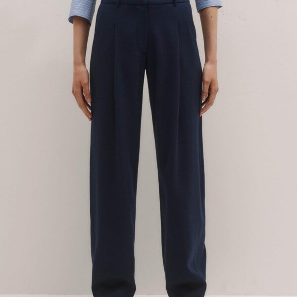 Me + Em Pleat Tapered Trouser – luxury British Blue in Me and Em exclusively at Coveti
