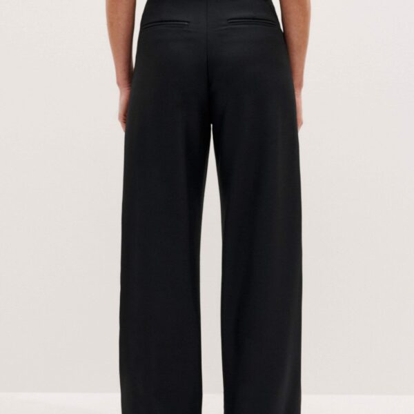 Me + Em Sporty Smart Man Pant – luxury British Black in Me and Em exclusively at Coveti