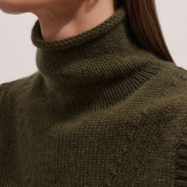 Me + Em Straight Crop Vest – luxury British Green in Me and Em exclusively at Coveti