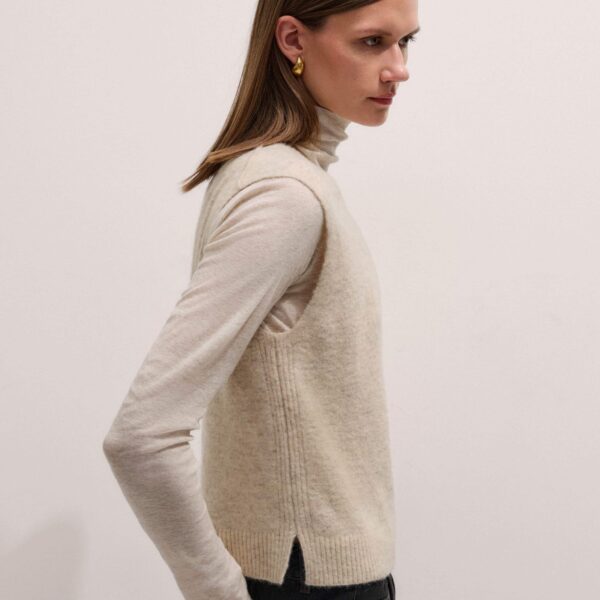 Me and Em Straight Knit Vest – luxury British Neutrals in Me and Em exclusively at Coveti