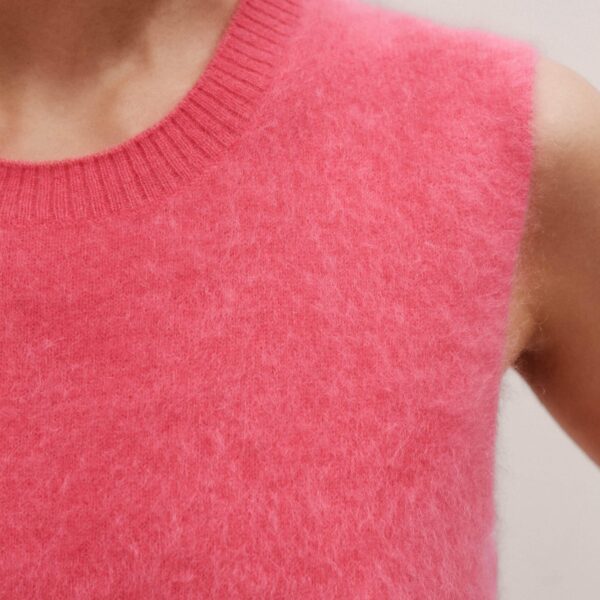 Me + Em Straight Knit Vest – luxury British Pink in Me and Em exclusively at Coveti