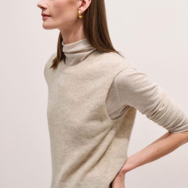 Me + Em Straight Knit Vest – luxury British Neutrals in Me and Em exclusively at Coveti