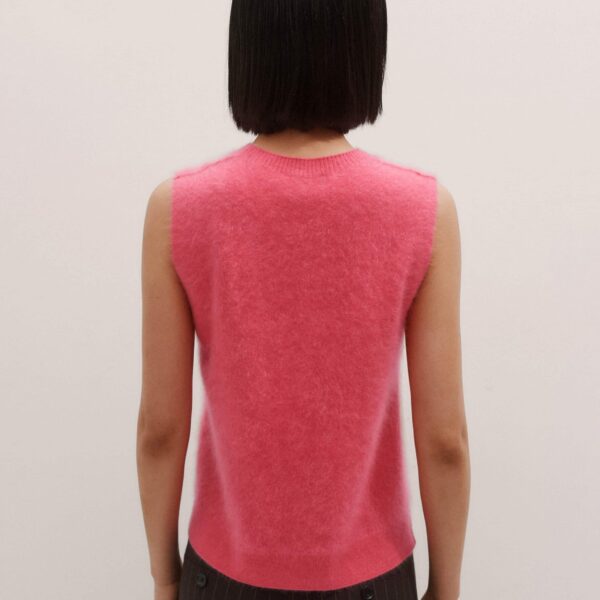 Me + Em Straight Knit Vest – luxury British Pink in Me and Em exclusively at Coveti