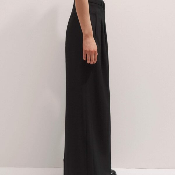 Me + Em Wide-Leg Pleat Pant – luxury British Black in Me and Em exclusively at Coveti