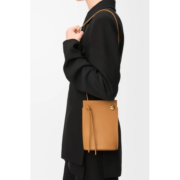 LOEWE Pebble Dice Pocket
In Classic Calfskin, view 2