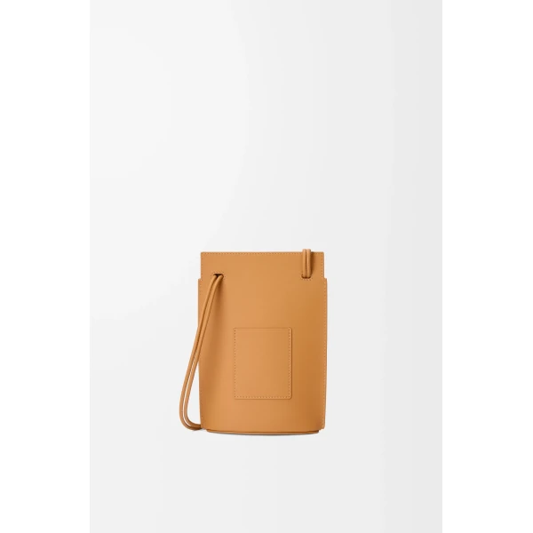 LOEWE Pebble Dice Pocket
In Classic Calfskin, view 3