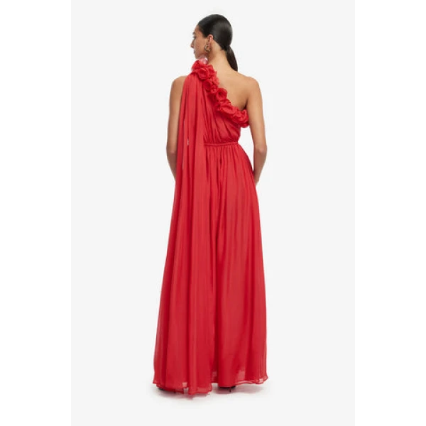 Voluminous A-line maxi skirt silhouette