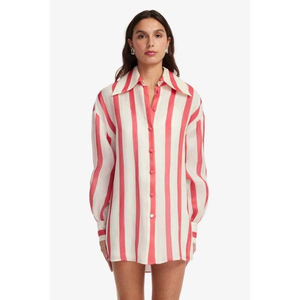 Exaggerated collar neckline