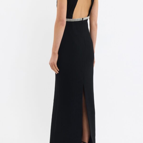 while the open back exudes refined allure. Fully lined and secured with a zip fastening at the back