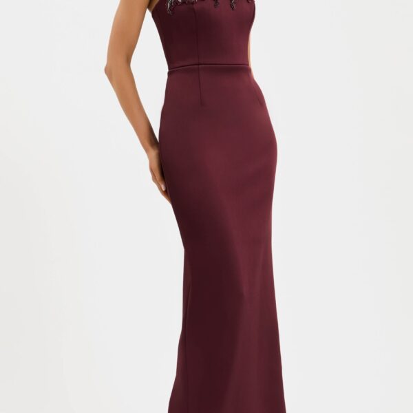 its strapless scoop neckline and fitted bodice with internal boning sculpt a feminine shape