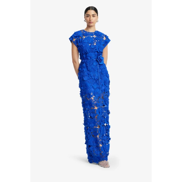 3D handcrafted floral detailing