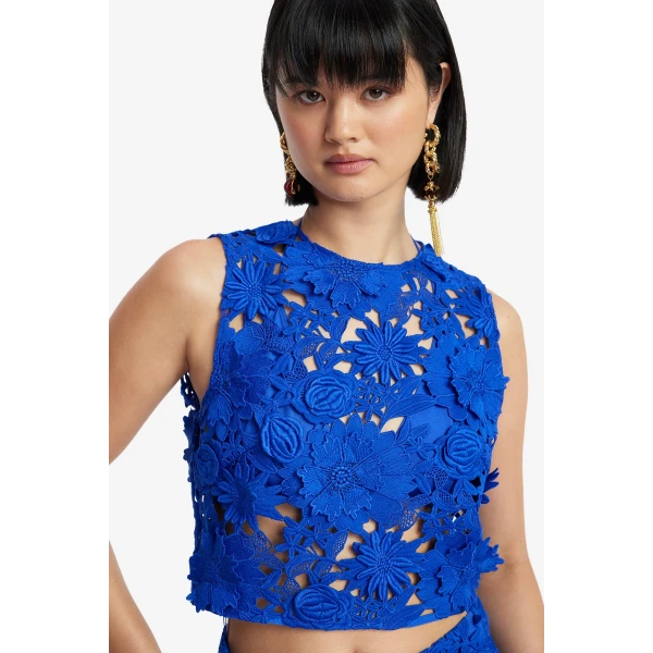 3D handcrafted floral detailing