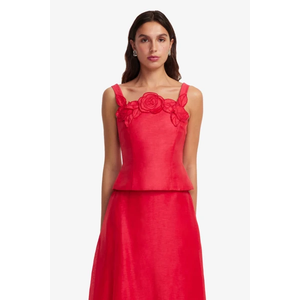 Reverse sweetheart neckline