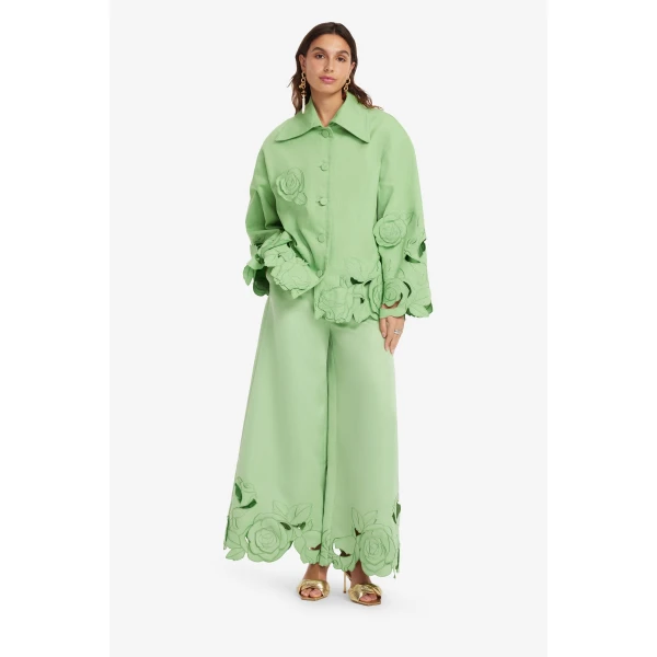 Exaggerated collar