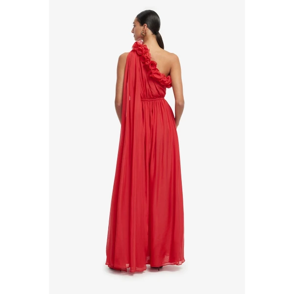 Voluminous A-line maxi skirt silhouette