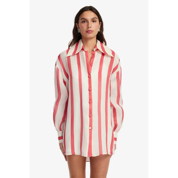 Exaggerated collar neckline